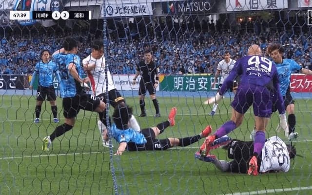 「難しい判定」浦和の\"ゴール取り消し\"が物議！「倒されただけじゃん」「GKの邪魔してたね」関与＆ファウルめぐりSNS論争