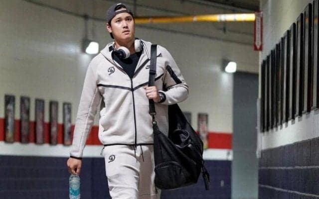 「どこで買える？」「このトラックスーツ欲しい」　大谷、山本ら敵地トロントへ向かうド軍ナインが着用の上下にＳＮＳ注目