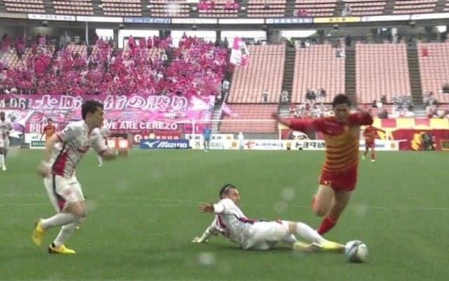 「VARレベル上がってるな」ゴール目前の接触転倒でPK判定→OFRで一転！シミュレーションでイエローに「足引いてたよね」「完全に飛んでて会場一同納得」