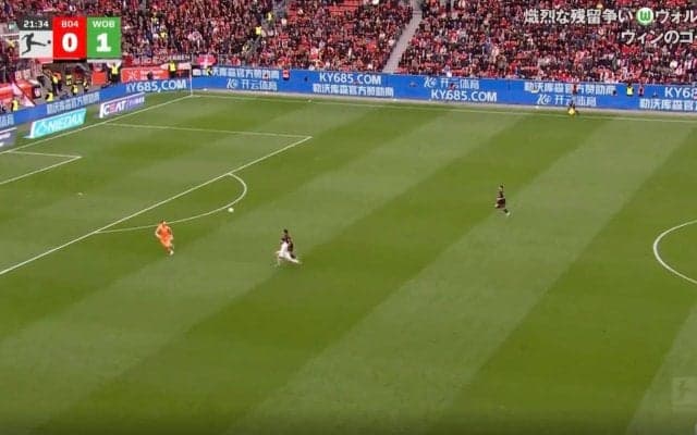 「何してんだよ」「空振りかよ！」ゴール前で“まさかのプレー”→エリアを飛び出したゴールキーパーにファン総ツッコミ「なぜ手で行った？」