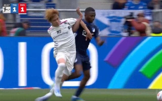 「バケモノかよ！」佐野海舟、“爆速タックル”でボール奪取→ドリブル突破「すげえ」「強すぎだろ」味方もドン引きの圧倒的推進力