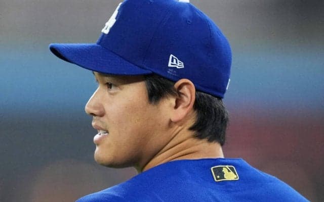 大谷翔平、内野安打と送球エラーで連続試合出塁を「41」に伸ばす　三塁に進み岡本和真と談笑
