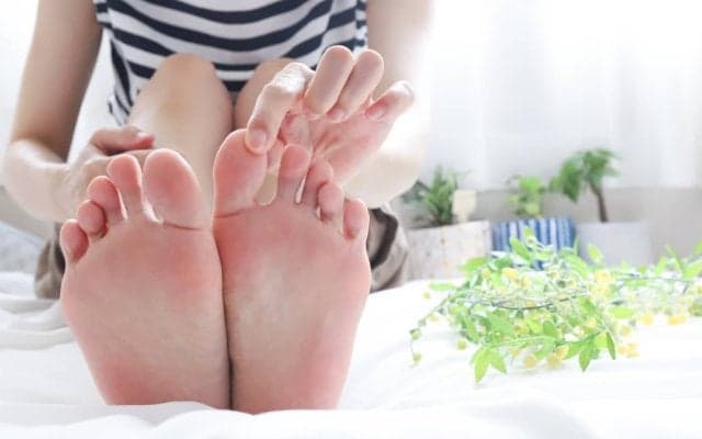 足の裏が硬いのはなぜ？放置すると起こる不調と簡単ストレッチ7選