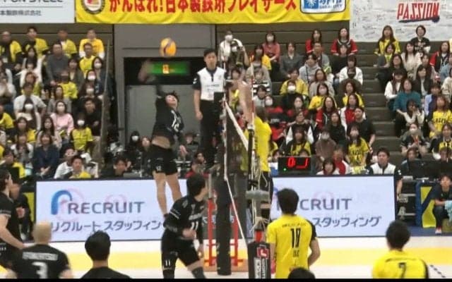 男子バレー、想像の“斜め上”をいく珍事 自陣にスパイクが… 高等すぎる技術が招いた驚きの光景