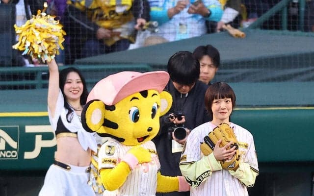 【阪神】あいみょんの華麗なノーバウンド始球式に岡田顧問も感嘆？「なかなかノーバウンドはね」