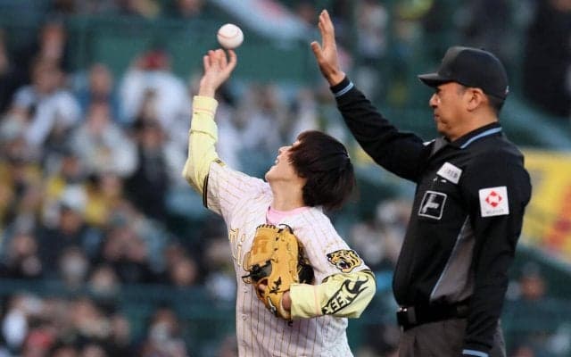 【阪神】あいみょんが始球式に登場　甲子園開幕戦に花を添えるノーバウンド投球を披露