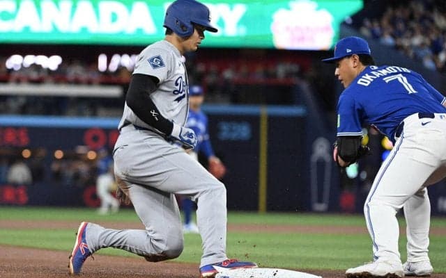 大谷翔平と岡本和真、三塁で2日連続談笑も早めに別れ　理由は次打者が「フリーマンなので…」