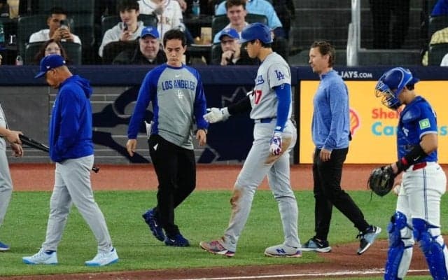 大谷翔平に危ない場面　捕手の送球する手が左腕付近に直撃…トレーナー駆け付け、場内騒然