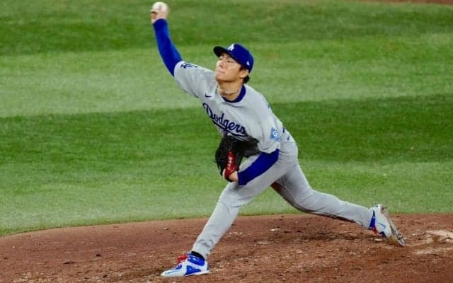 山本由伸がベンチでハグ　心から感謝した“相手”…ピンチで無念の降板、救われた快投