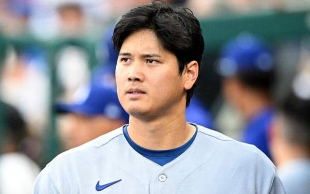 「利き腕の方でなくて本当に良かった」顔をゆがめた大谷翔平、打席で“アクシデント”発生　捕手と接触し「衝撃の強さゆえに…」