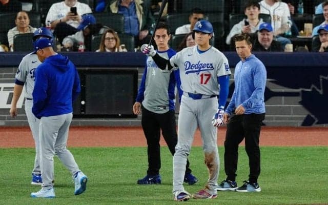 大谷翔平は「大丈夫だ」　捕手の手が接触…ロバーツ監督が“軽傷”強調「左腕で良かった」