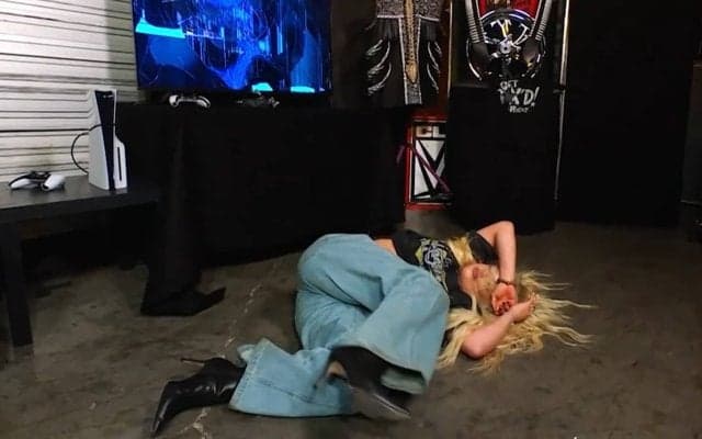 「異常に腫れてる」女子レスラー、頭部“衝突”で額に異常事態 乱入で惨劇 テレビ破壊も