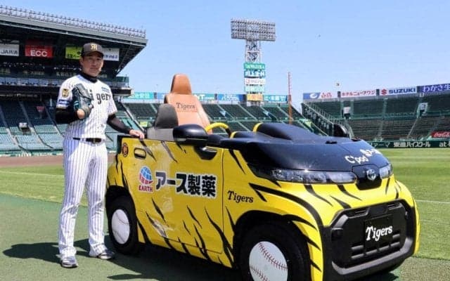 阪神　甲子園リリーフカーのデザイン一新　守護神・岩崎優「色合いが加わって良い」　虎柄に「アース製薬」