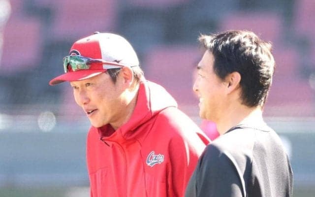 広島・新井貴浩監督が長野久義氏と談笑　今季から巨人フロント転身の元カープ戦士が打撃練習中に歩み寄る
