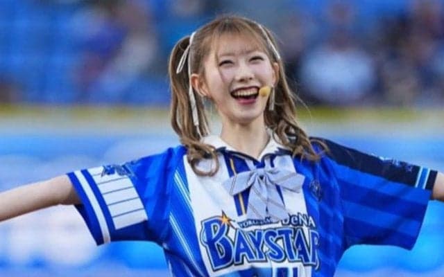 豪快足上げでミニスカひらり、人気アイドルが“大胆投球”　横浜に再降臨の美女が「可愛いすぎる」