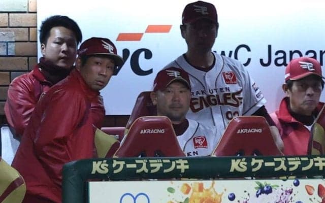 楽天が中盤に相次ぐ選手交代　被安打2無失点65球のウレーニャ、1安打の浅村も守備から退く