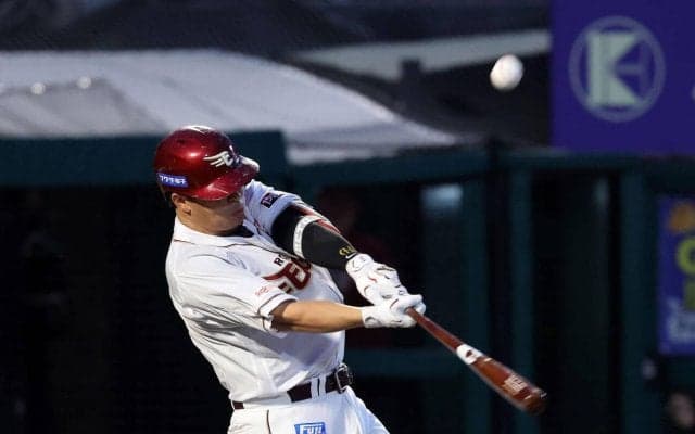 【楽天】アクシデント続き苦しい…３回好プレーの浅村が上半身、ウレーニャが下半身の張りで交代