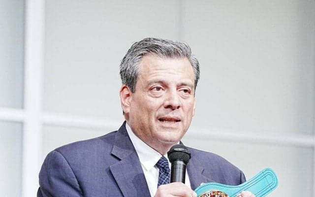 【ボクシング】WBC会長「はじめの一歩」作者の森川ジョージ氏励ますレプリカベルト贈呈発表