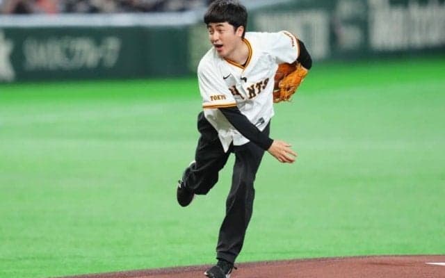 M-1王者のたくろう赤木、ストライク始球式　東京D大歓声…ノーバウンド投球にガッツポーズ