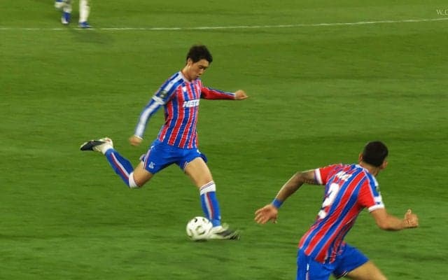 「良いボール！」鎌田大地の“完璧クロス”に解説も絶叫！「スピード、角度、タイミングすべて最高」の絶品アシスト