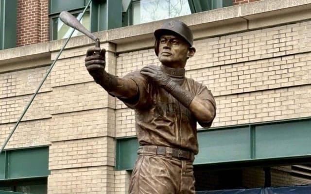 イチロー氏の銅像がマ軍本拠地に誕生　バット折れるハプニングに爆笑「まさか」…妻＆愛犬と出席