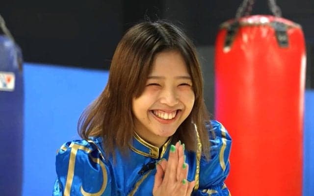 美脚を真上に…“ツヨカワ”春麗、コスプレと「百裂脚」で完全再現 プロゲーマーも「食らったらKO」と降参