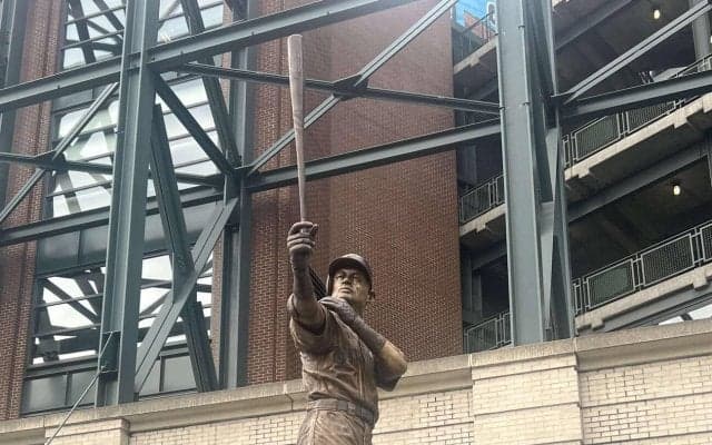 イチロー氏の銅像お披露目「何が起こるか分からない、生きていると」バットが折れるハプニングも