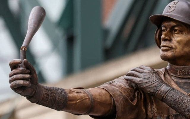 「明らかに的外れ」イチロー氏銅像のバットがポッキリ…気まずいアクシデントに米記者も衝撃「荘厳な瞬間となるはずだった」