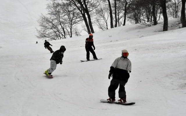 山形・西川町　7月まで滑れる月山スキー場がオープン　一面は銀世界
