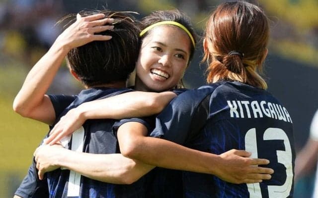 なでしこ長谷川唯、｢可愛すぎる｣無言スマイルの圧に後輩タジタジ!? アメリカ戦前の激レア昼食ムービーが｢癒される｣｢シュール｣と話題