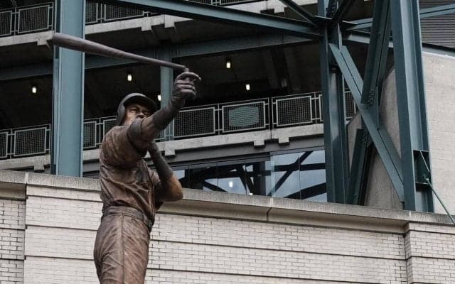田口壮氏がイチロー氏の銅像の除幕式に「イチローさんのバットを折れるのはリベラさんしか」