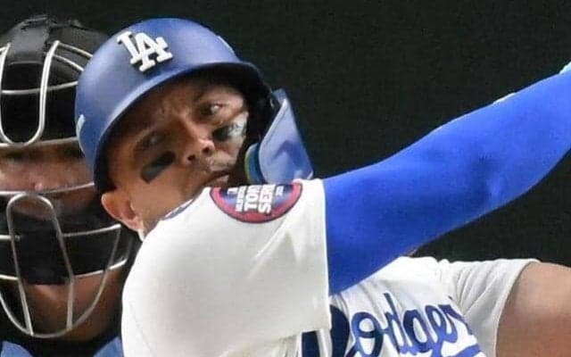 ドジャース　父を亡くしたばかりのロハス登場に本拠地ファンが温かい拍手　代打で内野安打にスタンディングオベーション　ＳＮＳも反応「お父さんもよろこんでるね」