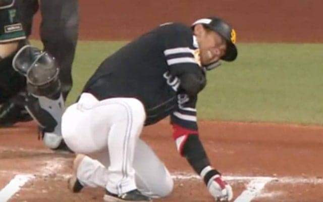 鷹・今宮健太が死球で交代　左肩甲骨付近に速球直撃、苦悶の表情…球場騒然