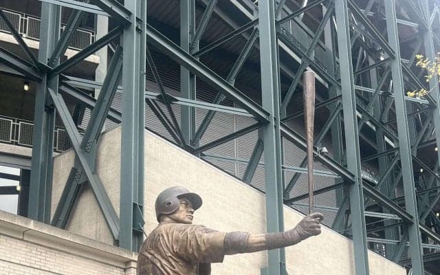 イチロー氏の銅像完成で除幕式「まさかここでもマリアノにバットを折られるとは…」　