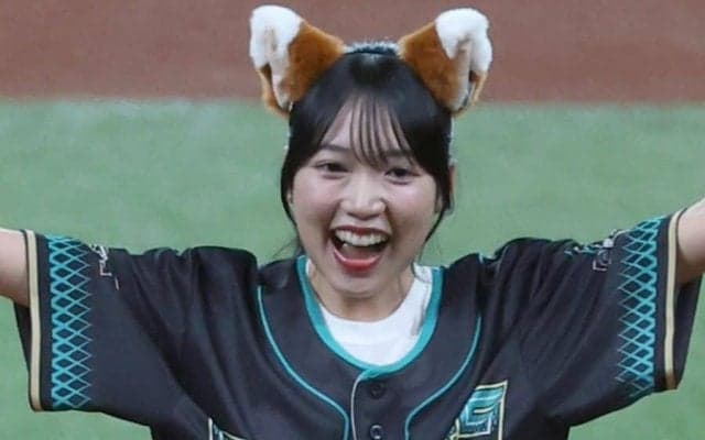 北海道に降臨した“きつね美女”　赤スカートひらり…届けた豪快投球にファン虜