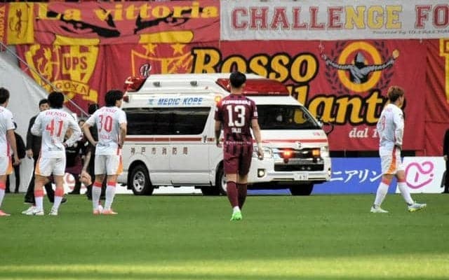 サッカーのピッチ内に救急車　ヴィッセル神戸のDFとGKが衝突