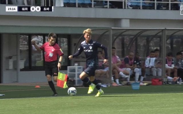 「副審のファウルやん」「ルールにない」まさかの珍事にスタジアム騒然「ついてないな」ライン際で審判にぶつかり転倒→ボールロストで選手に同情の声