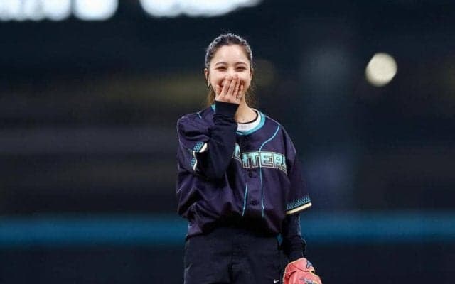 高梨沙羅がファーストピッチ　ワンバン投球に「すごく悔しい」