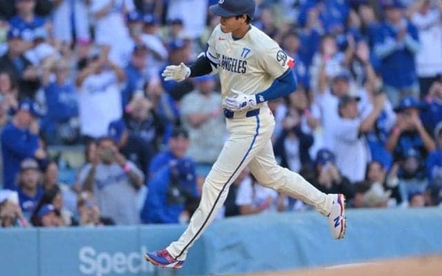 大谷翔平の4号にベッツが“困惑”？　ベンチでロハスと謎ポーズ、LA実況も爆笑
