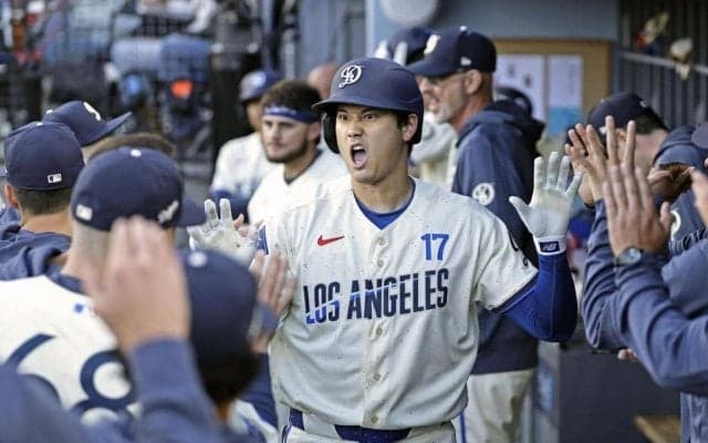 大谷本拠地初アーチ　ベンチ上３列目極上席に大物芸能人！パーカー＆メガネで圧倒的オーラ「グラウンドの熱気をすぐそばで感じながら」