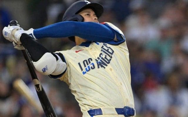 大谷翔平の“ペロリ”に悶絶「映えるねぇ」　ベンチで発見…ド軍同僚との一幕が「最高だ」