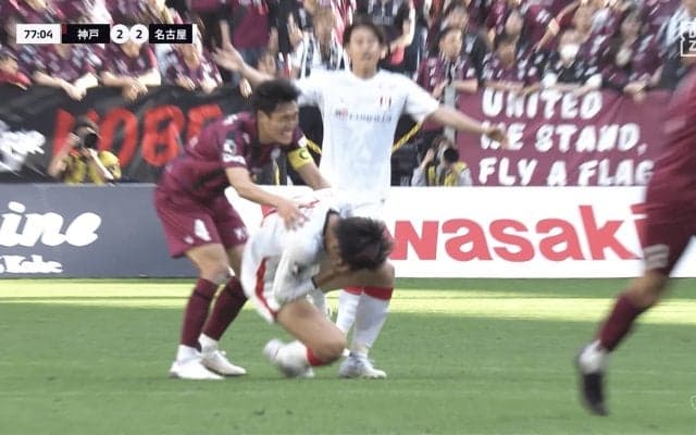 「レッドだろ！」超危険な“顔面キック”にスタジアム騒然！「VARは何やってるの？」神戸DFは即謝罪も判定に物議