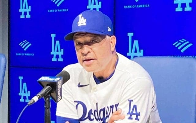 ロバーツ監督、険しい表情で苦言「絶対にやってはいけなかった」　二、三塁間憤死のコールが急停止の理由説明「確実にセーフになる感触なかった」　一走・大谷は二塁手前で立ちつくす