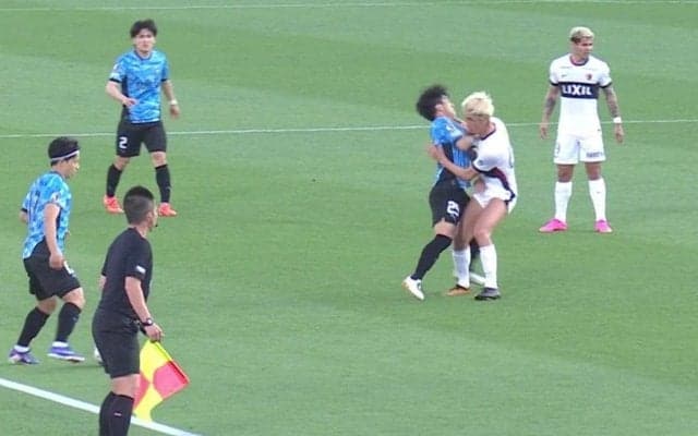 「なんで優磨が悪いみたいになってんだよ」鈴木優磨、川崎DFとの“接触”が物議「勝手に突っ込んで転んだ」「今のはオブストラクション」ファンの意見真っ二つ