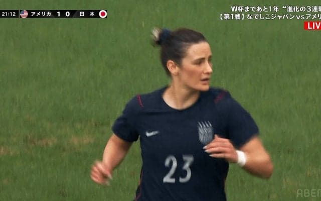 なでしこ得点シーンで異変！“髪の毛”に気を取られアメリカ世界屈指SBがプレー放棄？レジェンドOBも「いじってる」とツッコミ