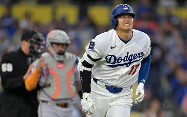 右肩肩甲骨付近に死球の大谷翔平、トレーナーとベンチ裏へ　投手コーチも状態確認　16日先発予定