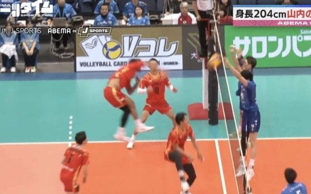 ウソでしょ…！？ 最高到達点229cm“圧巻ブロック”で叩き落とす！バレー日本代表・山内晶大、アメリカ代表の強烈スパイク→“完璧な壁”で封殺