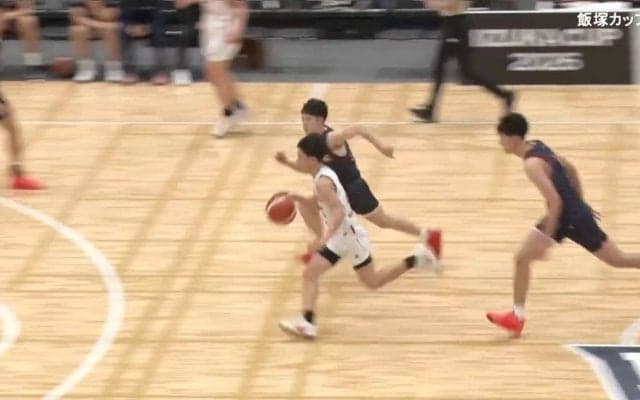 「速すぎる！」開志国際の怪物1年生PG塩谷空冴、2人の間をぶち抜く衝撃ドライブにアリーナ騒然