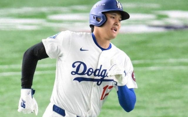 大谷翔平　第４打席でヒヤリ続出　捕手の一塁牽制球があわや頭部へ→キンブレルがタイムに気づかずモーションへ　まさかのシーン連発後、右飛に倒れる