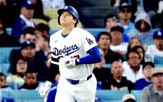 大谷翔平、右肩付近にテープか　第1打席で死球→苦悶、16日に先発予定も…気になる状態